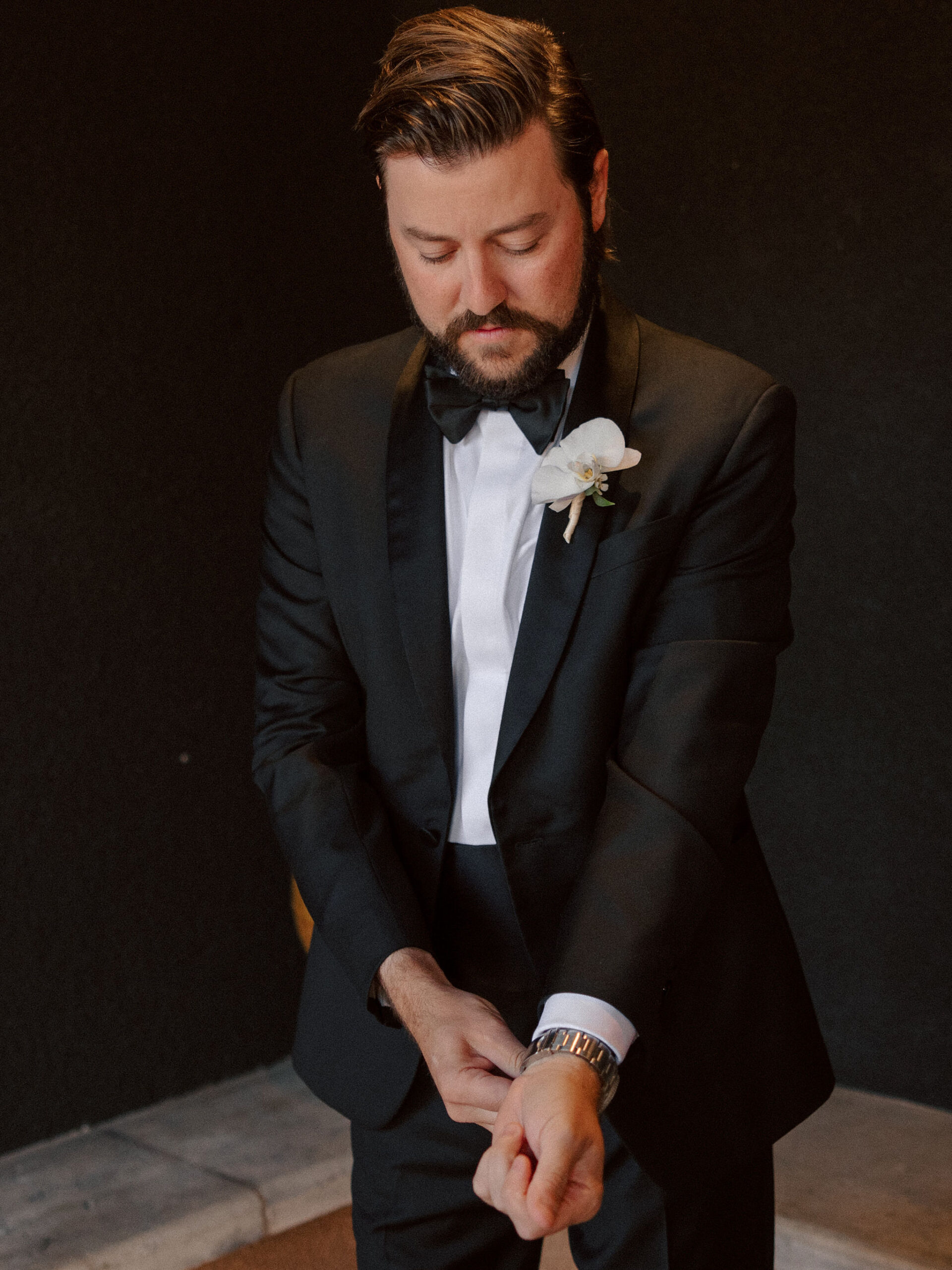 groomsmen prepares for his dreamy California wedding day with his groomsmen