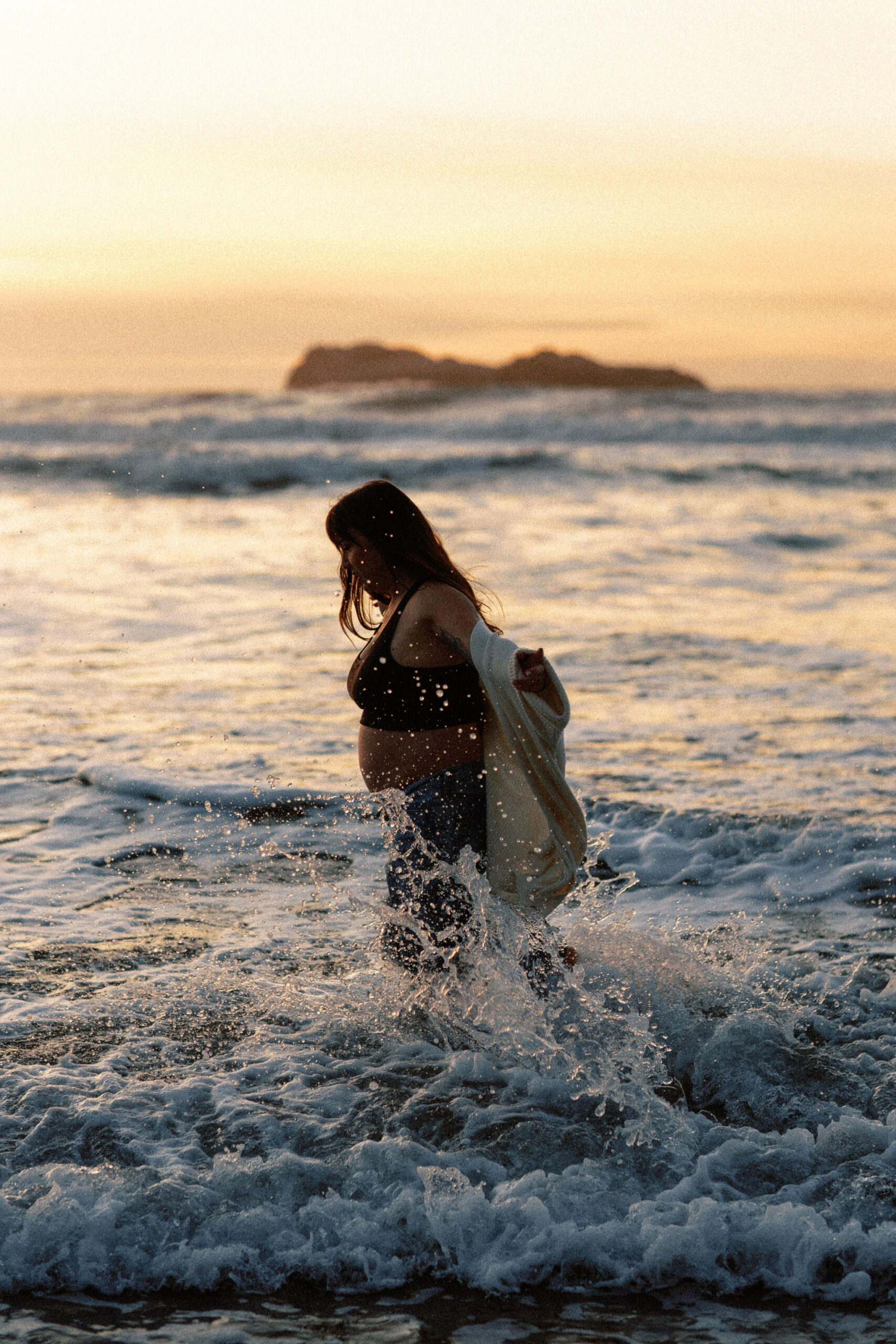 future mom poses with her blue healer in the pacific