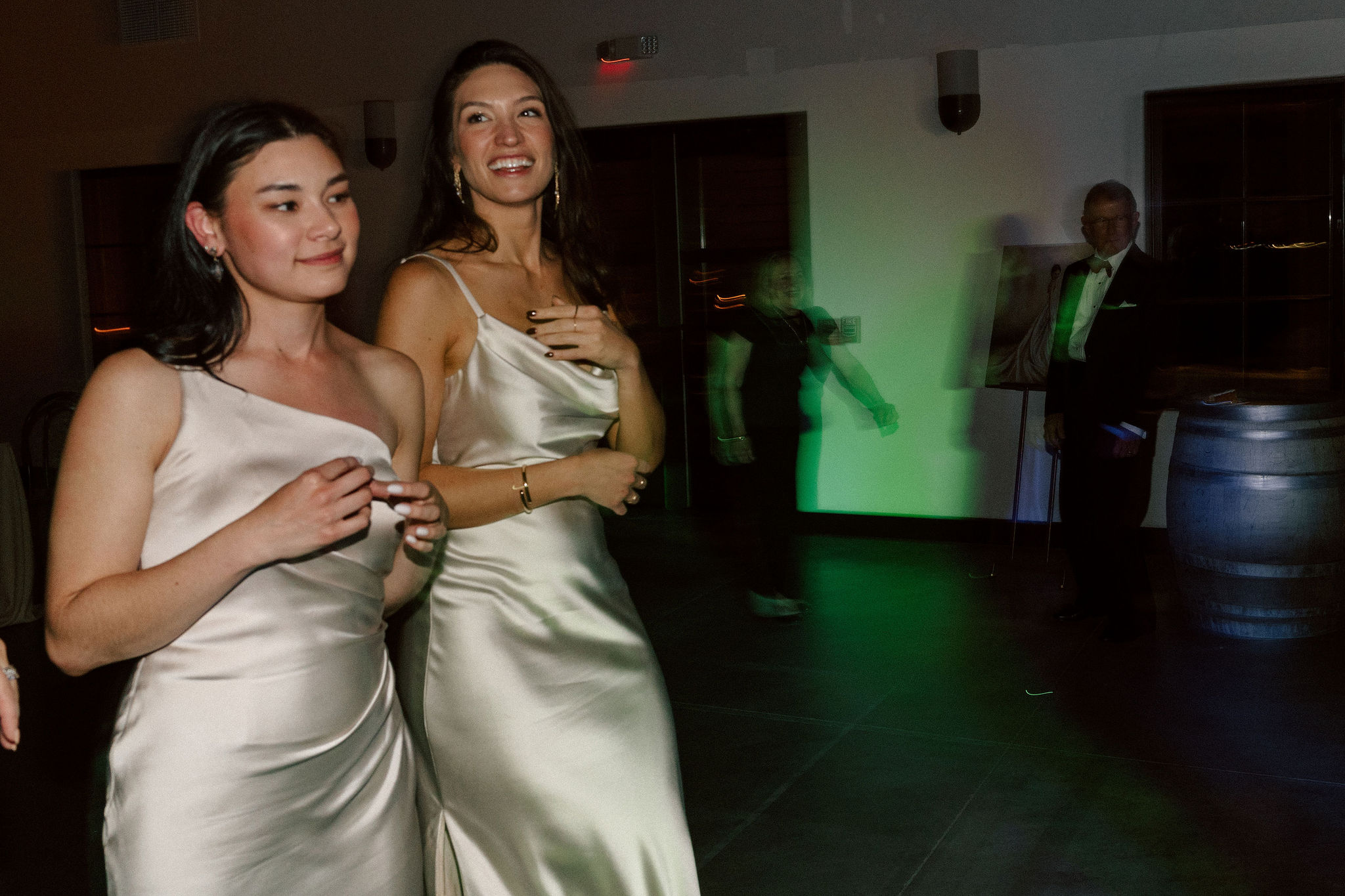 candid photos of the stunning reception